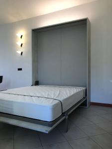 a bed in a room with a wall at Villino con piscina in Terni