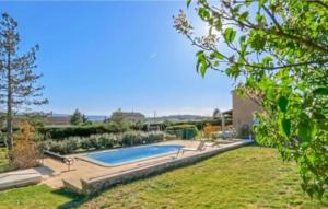 ein Swimmingpool im Hof eines Hauses in der Unterkunft 3 Bedroom Gorgeous Home In Gargas in Gargas