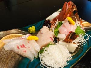 - un plat bleu avec des sushis et des nouilles dans l'établissement Kaigetsu, à Toba