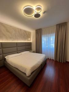 - une chambre avec un grand lit et une fenêtre dans l'établissement Green Park Hotel, à Mercogliano