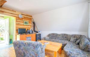 a living room with a couch and a table at Amazing Home In Opatovac With Wifi in Opatovac