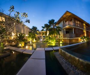 Taman di luar Dhevatara Beach Hotel
