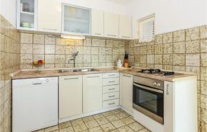 Kuchyň nebo kuchyňský kout v ubytování Apartment Omis With Sea View 03