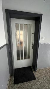 eine Tür mit Fenster in einem Zimmer in der Unterkunft Charaktervolle Whg. mitten in Kassel inkl.Parkplatz in Kassel