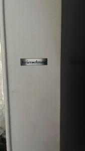 einen Kühlschrank mit einem Schild an der Seite in der Unterkunft Charaktervolle Whg. mitten in Kassel inkl.Parkplatz in Kassel