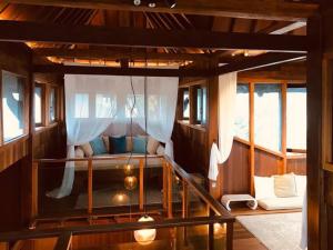 een kamer met een bed in een boot met ramen bij Grand Serene Lakeside Bali Style Villa in Cyberjaya