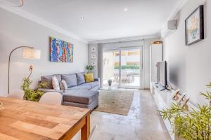 salon z kanapą i telewizorem w obiekcie Hanami Puerto Alto PA 4-4 w mieście Estepona