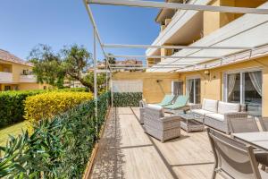 patio z krzesłami i stołami w budynku w obiekcie Hanami Puerto Alto PA 4-4 w mieście Estepona
