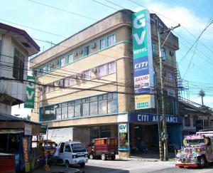 un edificio alto con macchine parcheggiate di fronte di GV Hotel - Ormoc a Ormoc