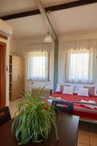 - une chambre avec deux lits et une plante en pot dans l'établissement Villaggio San Paolo, à Cavallino-Treporti