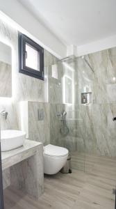 ห้องน้ำของ Aeonian Luxury Suites Asprovalta, Adults Only & Kids 12 Plus