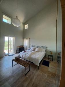 Postel nebo postele na pokoji v ubytování Mas Les Escourtades Chambres d'hôtes