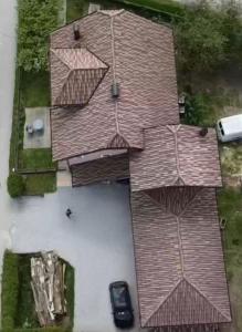 una vista aérea de una casa con techo en Studio apartman Zagreb Horvati, en Rakov Potok