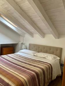 ペダーラにあるPrimo Etna Apartmentのベッドルーム1室(大型ベッド1台、ストライプ毛布付)