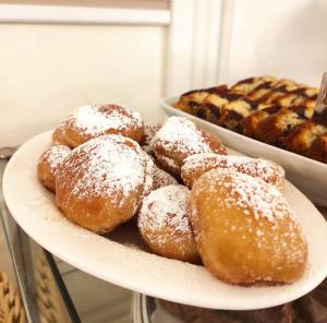 een bord donuts met poedersuiker erop bij Hotel Palace in Levanto