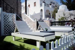 amaca bianca su un prato accanto a una recinzione di Villa Galaxy Santorini a Firà