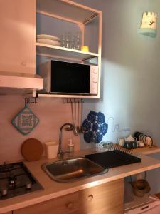 A kitchen or kitchenette at Amalfatah Tuerredda