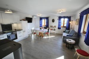 a kitchen and living room with a table and chairs at Kellerstöckl im Uhudlerland in Moschendorf