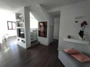 TV a/nebo společenská místnost v ubytování ATALAYA SUNSET terrazza panoramica privata con vista al mare + 22 fotografií