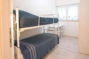 Двухъярусная кровать или двухъярусные кровати в номере S027 - Sirolo, nuovo trilocale con terrazzo in centro