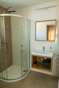 uma casa de banho com uma cabina de duche em vidro e um lavatório. em VIGEO lounge b&b coffee em Bojnice