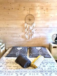 een slaapkamer met een bed met een houten muur bij Chambre studio cuisine indépendant 2 pers piscine in Rousson
