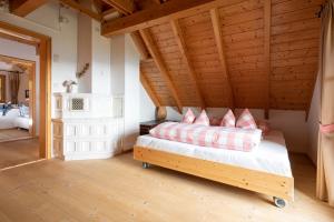 ein Schlafzimmer mit einem Bett und einer Holzdecke in der Unterkunft Chalet Abnona in Wieden