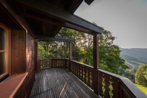 uma varanda de uma casa com vista para as montanhas em Chalet Abnona em Wieden