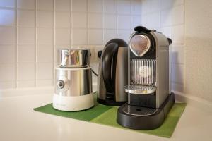 a blender sitting on top of a counter at Chalet Abnona in Wieden
