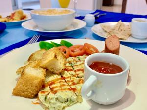 - un plateau de petit-déjeuner avec une tasse de café dans l'établissement Mendila Cityscape Hikkaduwa, à Hikkaduwa 49 autres photos
