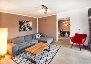 ein Wohnzimmer mit Sofa und Tisch in der Unterkunft 8peaks in Pfronten