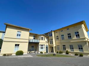 une rangée d'immeubles d'appartements avec un parking dans l'établissement Villa Anna - Kaiserperle, à Heringsdorf