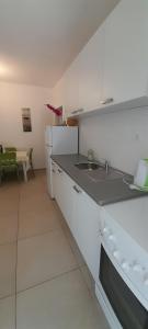 Kuchyň nebo kuchyňský kout v ubytování Top 10-1 bedroom apt/terrace