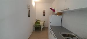 Kuchyň nebo kuchyňský kout v ubytování Top 10-1 bedroom apt/terrace
