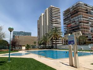 una piscina en una ciudad con edificios altos en Playa de San Juan JULIA, en Alicante