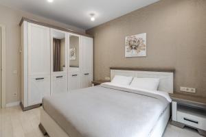 um quarto com uma cama branca e um armário em Magic Apart 31 em Lviv