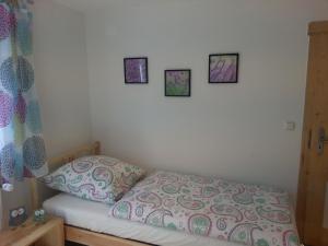 Un pat sau paturi într-o cameră la Ferienhaus Moni