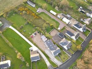 una vista aérea de una subdivisión con casas y una carretera en Kings Accommodation en Donegal