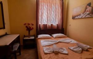 A bed or beds in a room at Porofarago