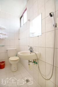 ein Bad mit einem Waschbecken und einem WC in der Unterkunft Xiang Ting Homestay in Magong
