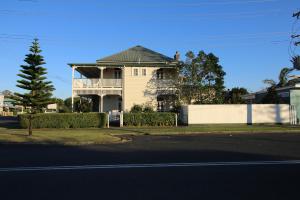 ein Haus an der Seite einer Straße in der Unterkunft Riversleigh House in Ballina