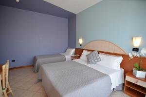 Ένα ή περισσότερα κρεβάτια σε δωμάτιο στο Hotel Londra