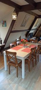 - une salle à manger avec une table et des chaises dans l'établissement Durbuy Bungalow 194, calme et nature, à Durbuy