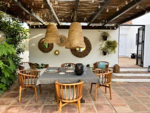 uma sala de jantar com mesa e cadeiras em VILLA DE LA LUZ Luxury Guesthouse em El Portil