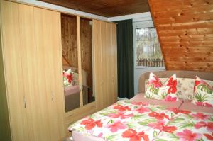 ein Schlafzimmer mit einem Bett und einem großen Spiegel in der Unterkunft Ferienwohnung Sonnendeck Spreewald in Lübbenau