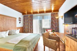 TV a/nebo společenská místnost v ubytování Hotel Engel - Familotel Hochschwarzwald