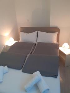 łóżko z niebieską taśmą na górze w obiekcie Studio apartman LORENA w mieście Zadar