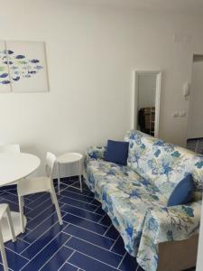 un soggiorno con divano e tavolo di Casa Vacanze Playa 54 a Castellammare del Golfo