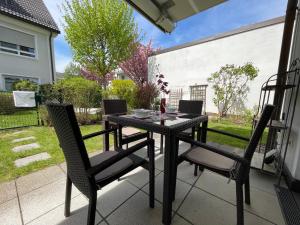 una mesa negra y sillas en un patio en Stadtwohnung am Oertelplatz en Múnich