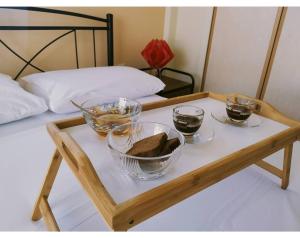 una mesa de café con cuatro tazones de comida. en Chara host, en Olimpia